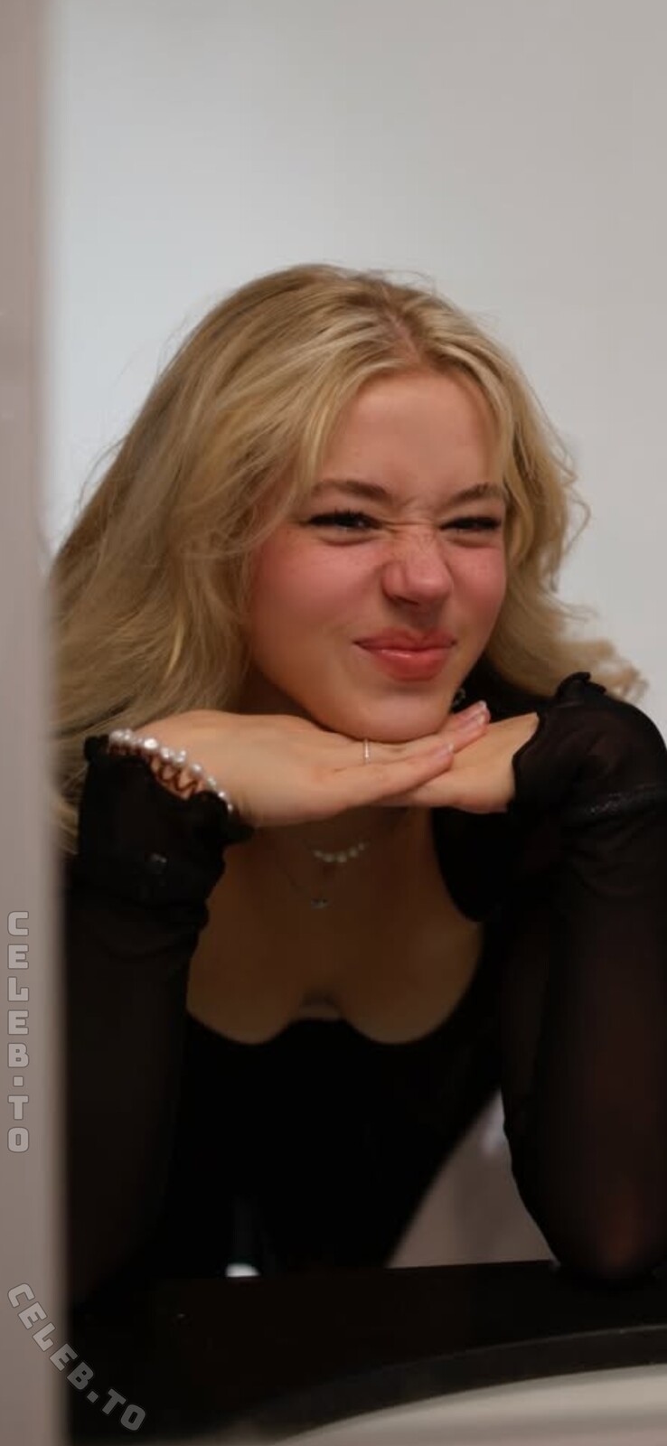 vxv.isa nude photo 5