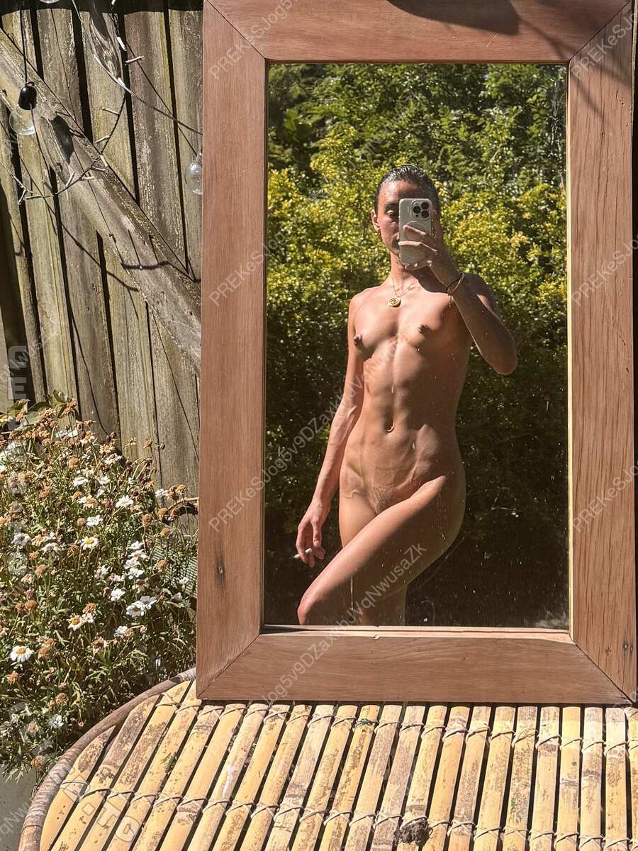 Wholessum nude photo 1