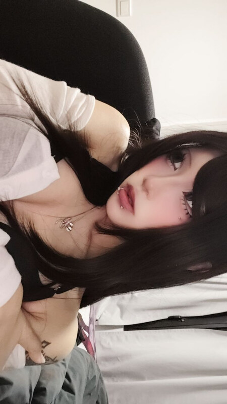 Whorebinger nude photo 22