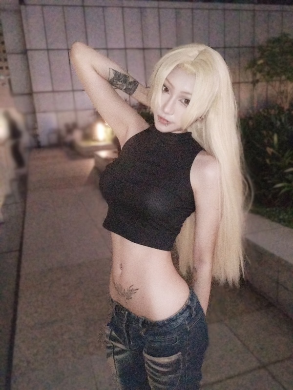 Whorebinger nude photo 13