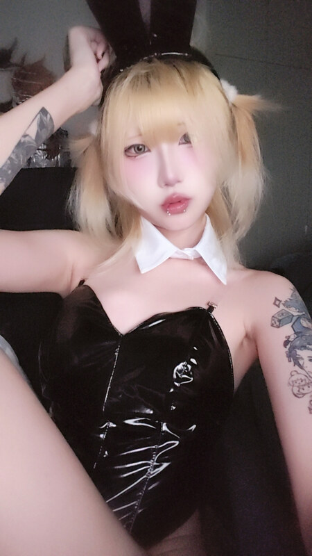 Whorebinger nude photo 31