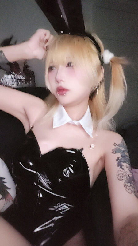 Whorebinger nude photo 32