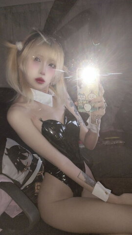 Whorebinger nude photo 5