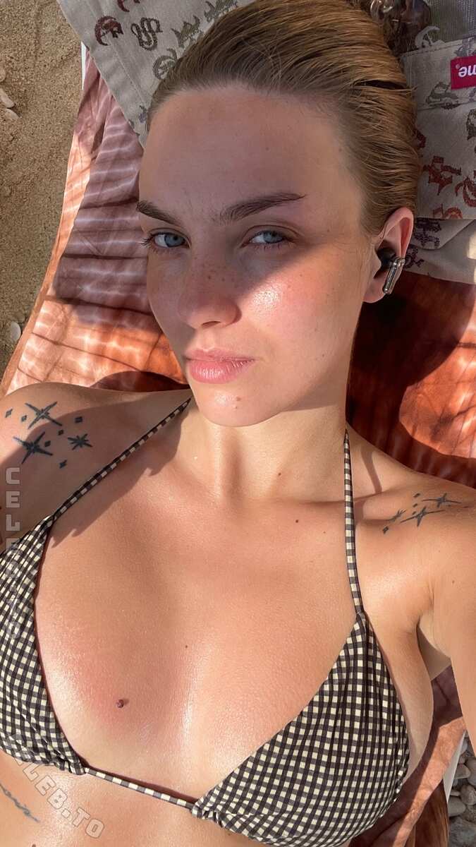 whosrobin nude photo 1