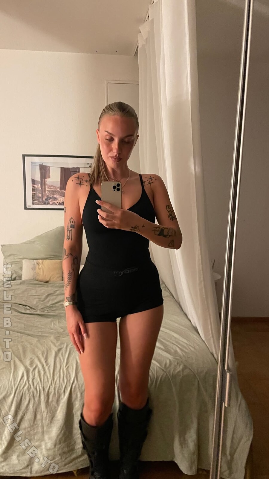 whosrobin nude photo 1