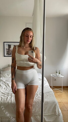 whosrobin – Insta-Story in Shorts