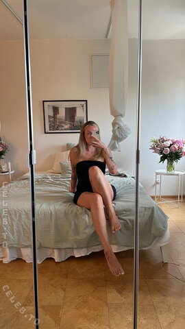 whosrobin nude photo 2