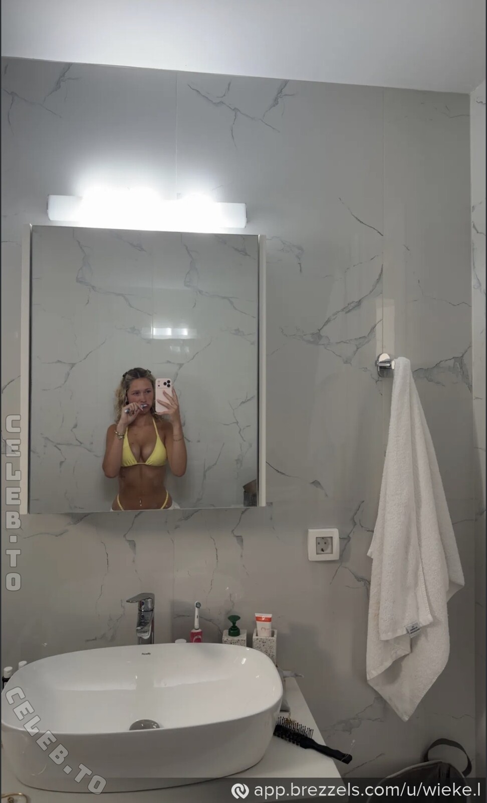 Wieke nude photo 1