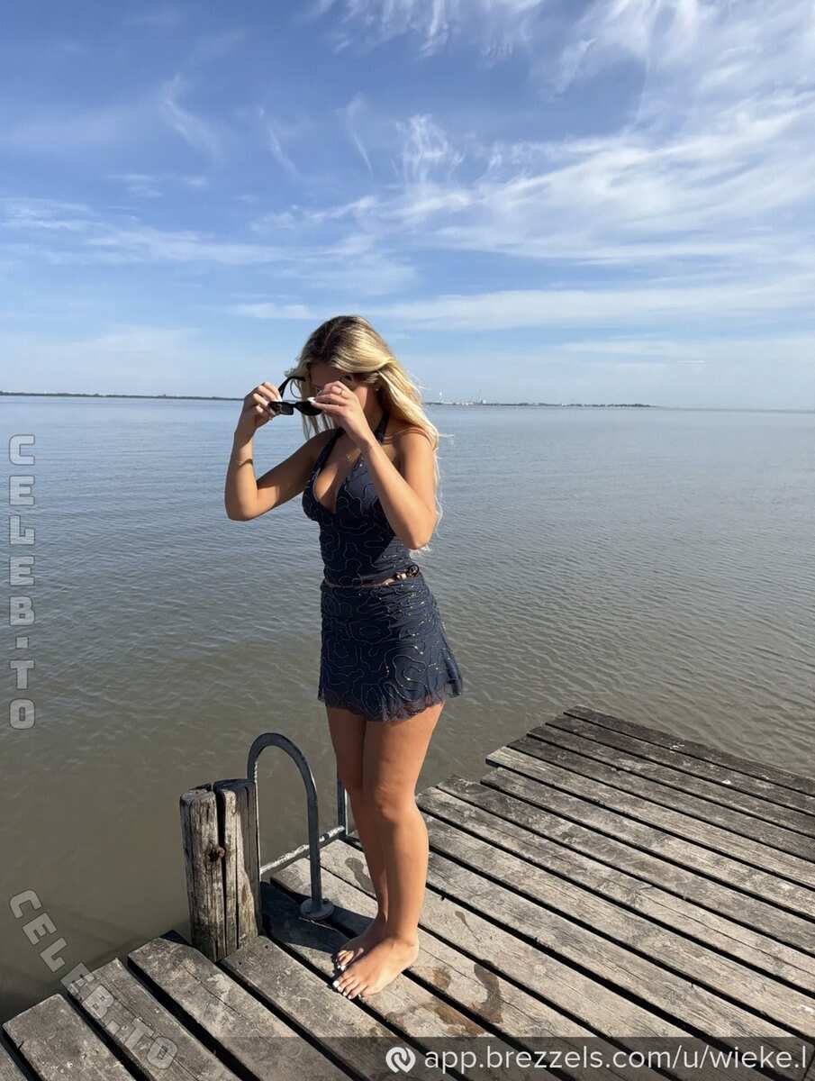 Wieke nude photo 2