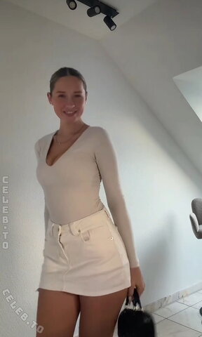 Wieke nude photo 15