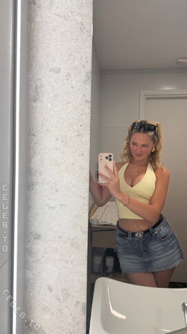 Wieke nude photo 10