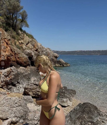 Wieke nude photo 2