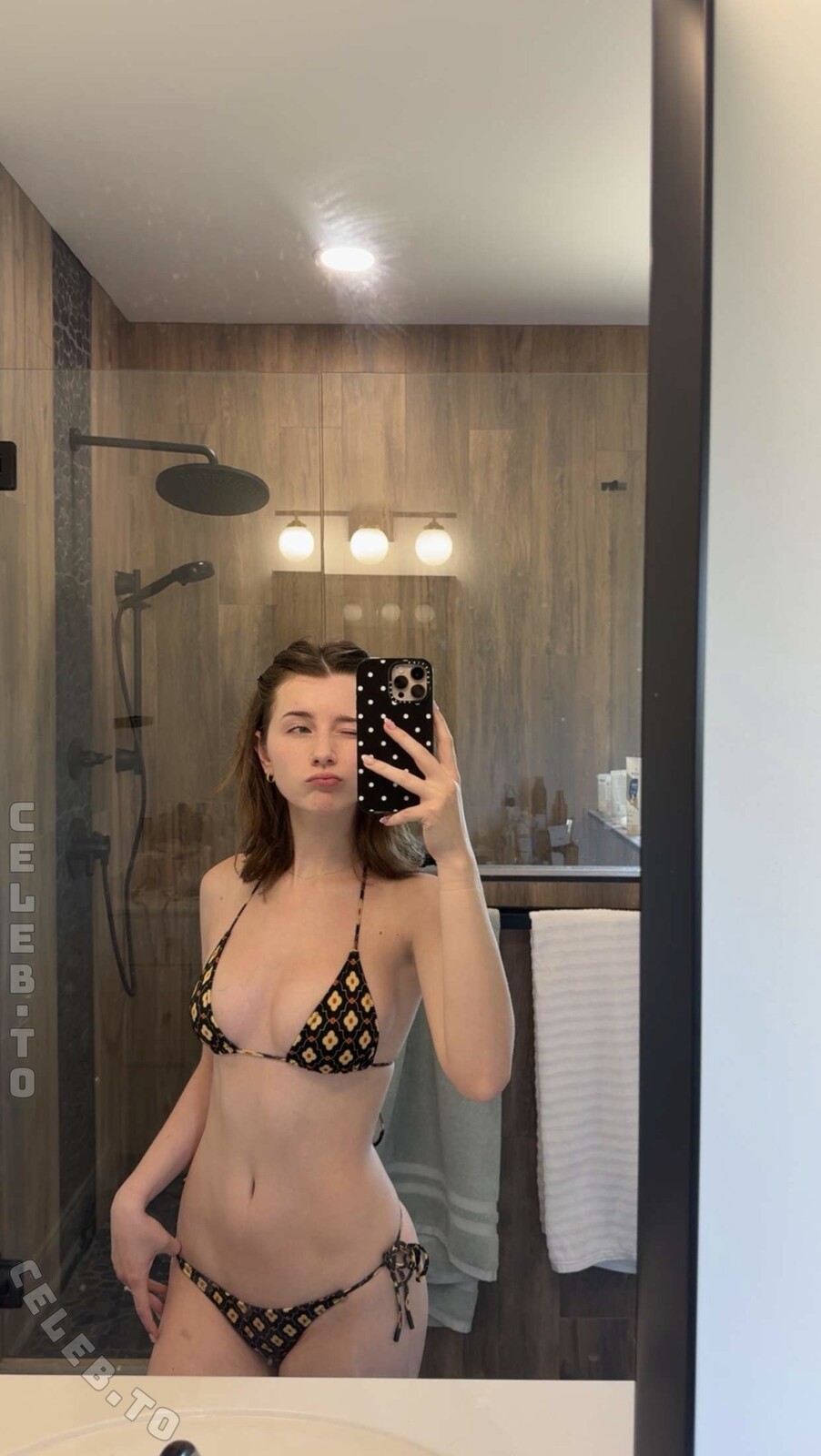 Willow Coppock nude photo 2