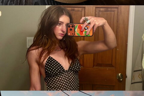 Willow shields Hot (1 photo)