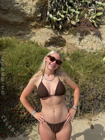 Wisewordsfromneve nude photo 2