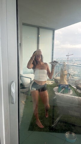 Woah Vicky New (4 photos)