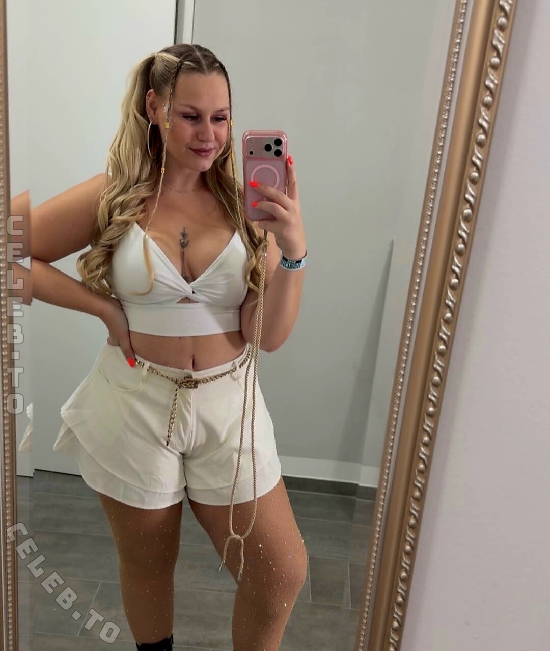 Wollnys nude photo 1