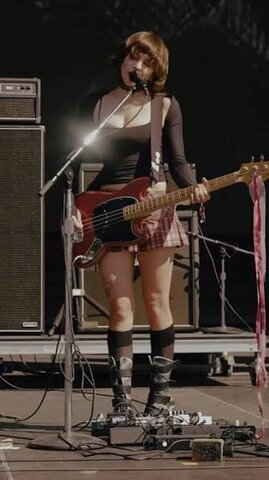 Women who play bass New (5 photos)