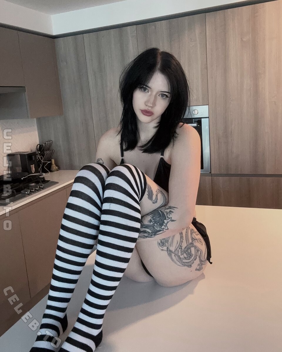 wuvkyu nude photo 16