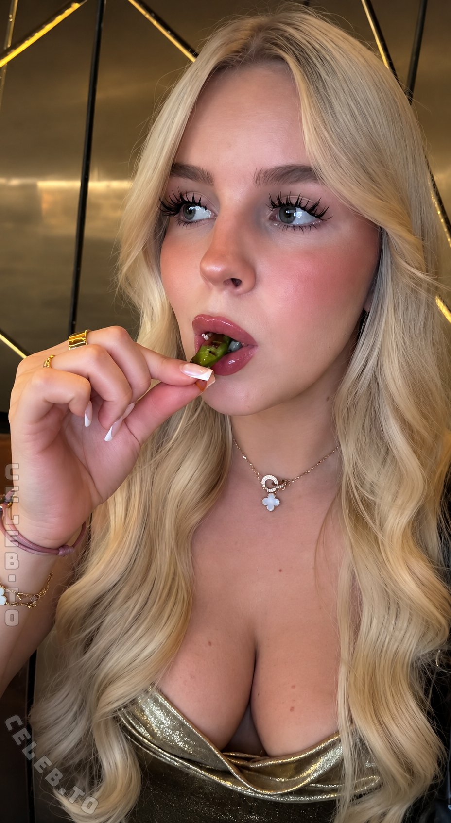 x05miaa nude photo 1
