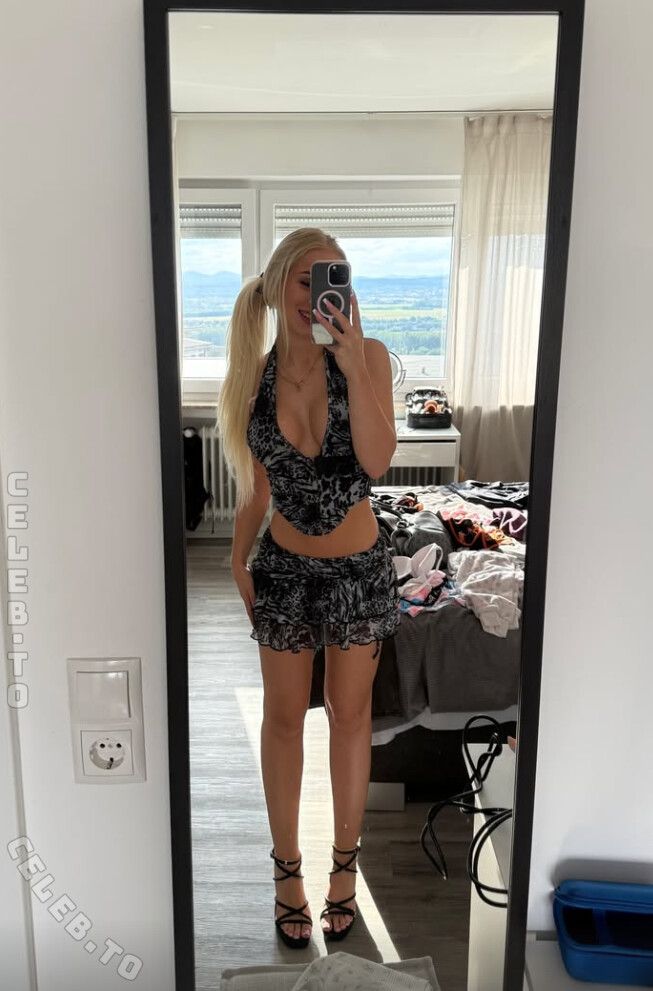 xlaura_m3 nude photo 1
