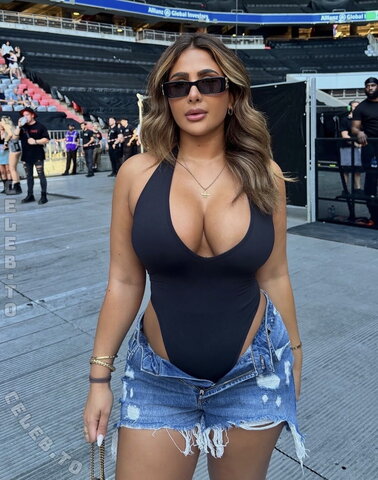 xolejla nude photo 1