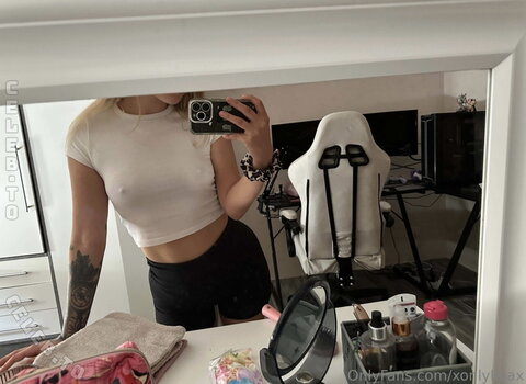 xonlylolax nude photo 1