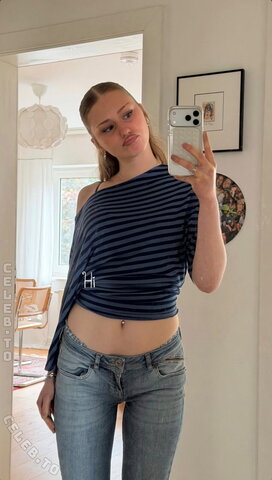 Yana Clare New (1 photo)