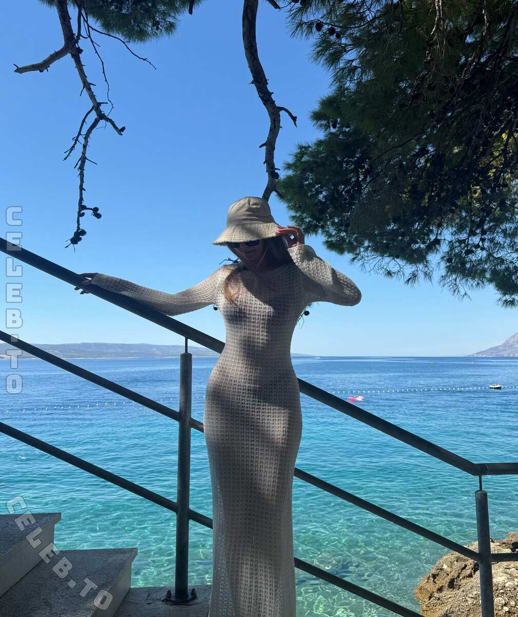 Yana R. nude photo 2