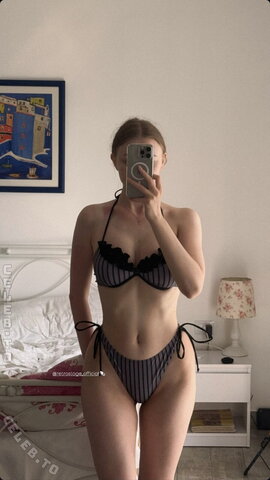 Yana R. nude photo 1