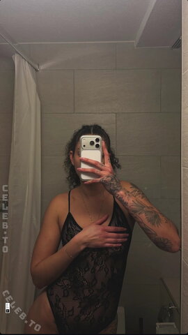 Yara Issy nude photo 4
