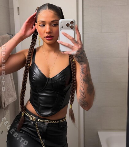 Yara Issy nude photo 6