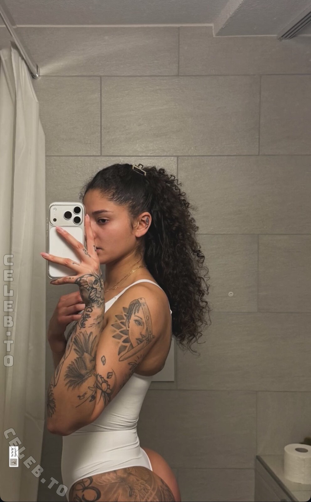 Yara Issy nude photo 1