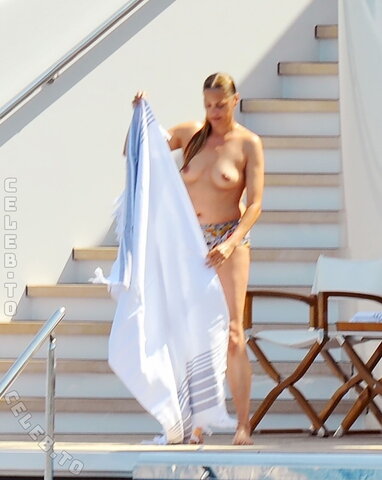 Yasmin Le Bon nude photo 20