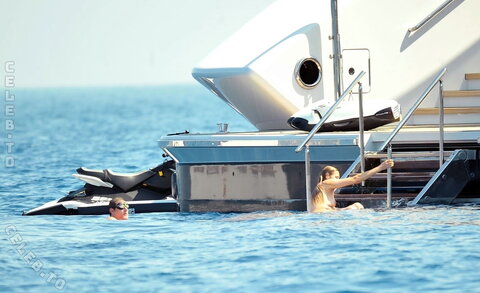 Yasmin Le Bon nude photo 15