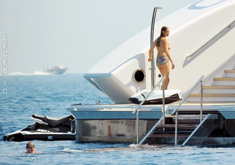 Yasmin Le Bon nude photo 13