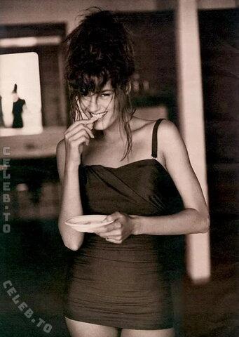 Yasmin Le Bon nude photo 7