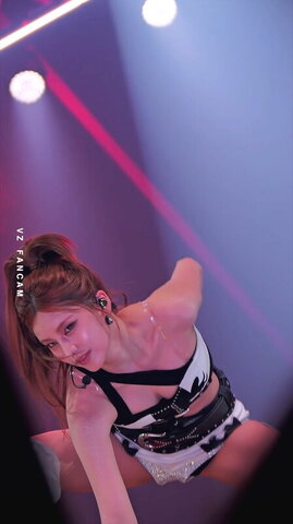 Yeji Hot (1 photo)