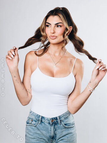 Yeliz Koc nude photo 13