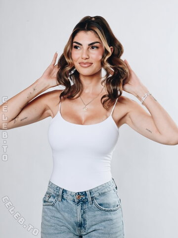 Yeliz Koc nude photo 12