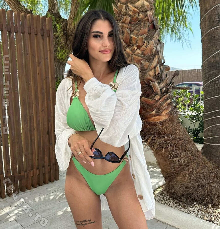 Yeliz Koc nude photo 1