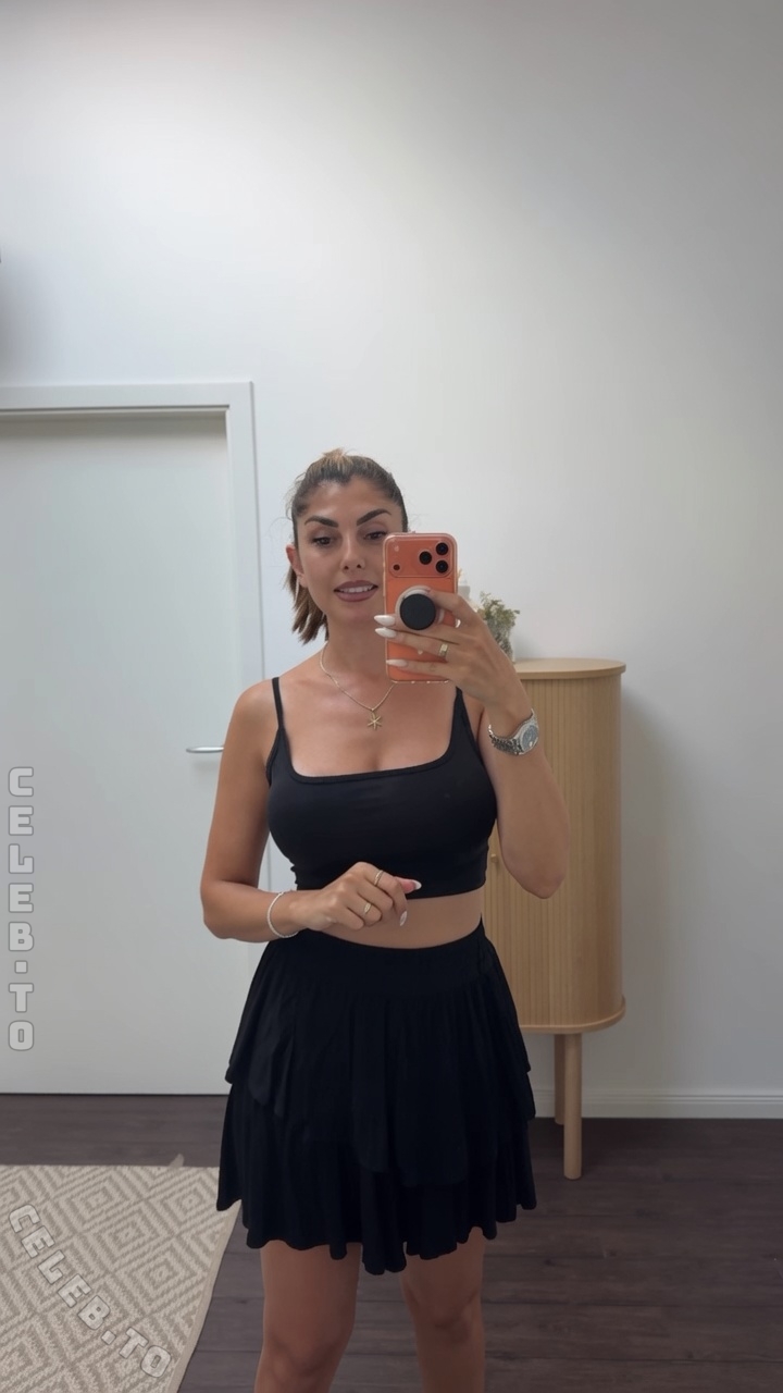 Yeliz Koc nude photo 1