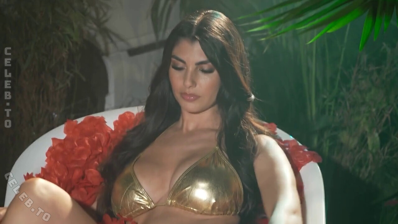 Yeliz Koc nude photo 4
