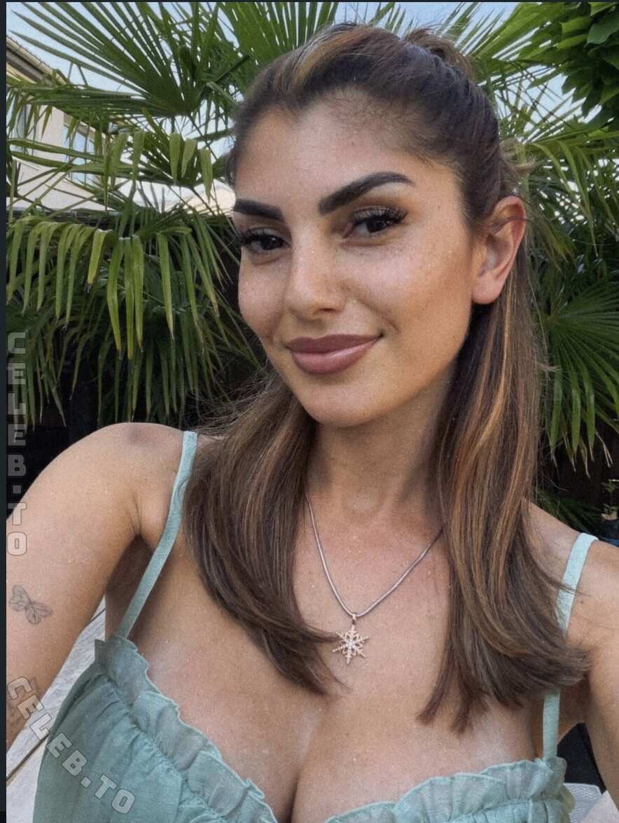 Yeliz Koc nude photo 3