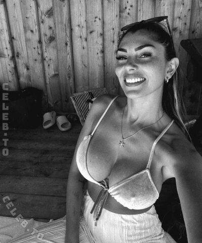 Yeliz Koc nude photo 12