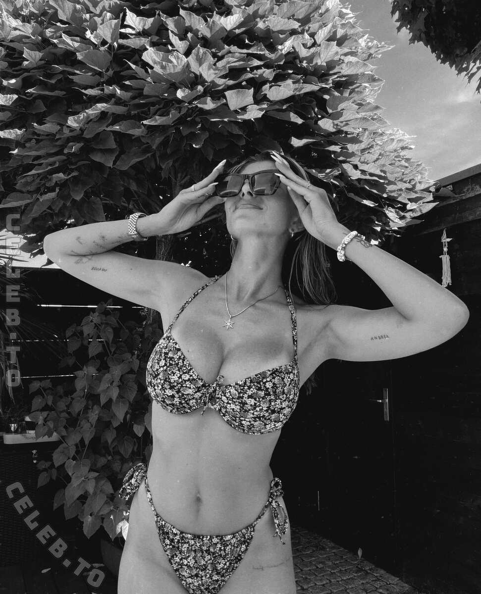 Yeliz Koc nude photo 1