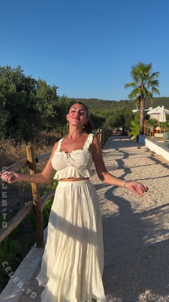 Yeliz Koc nude photo 2