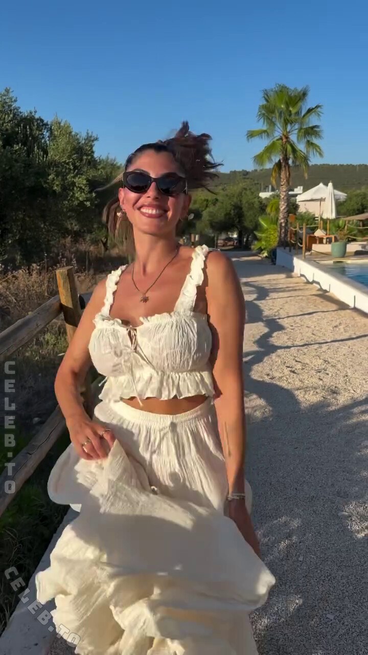 Yeliz Koc nude photo 3