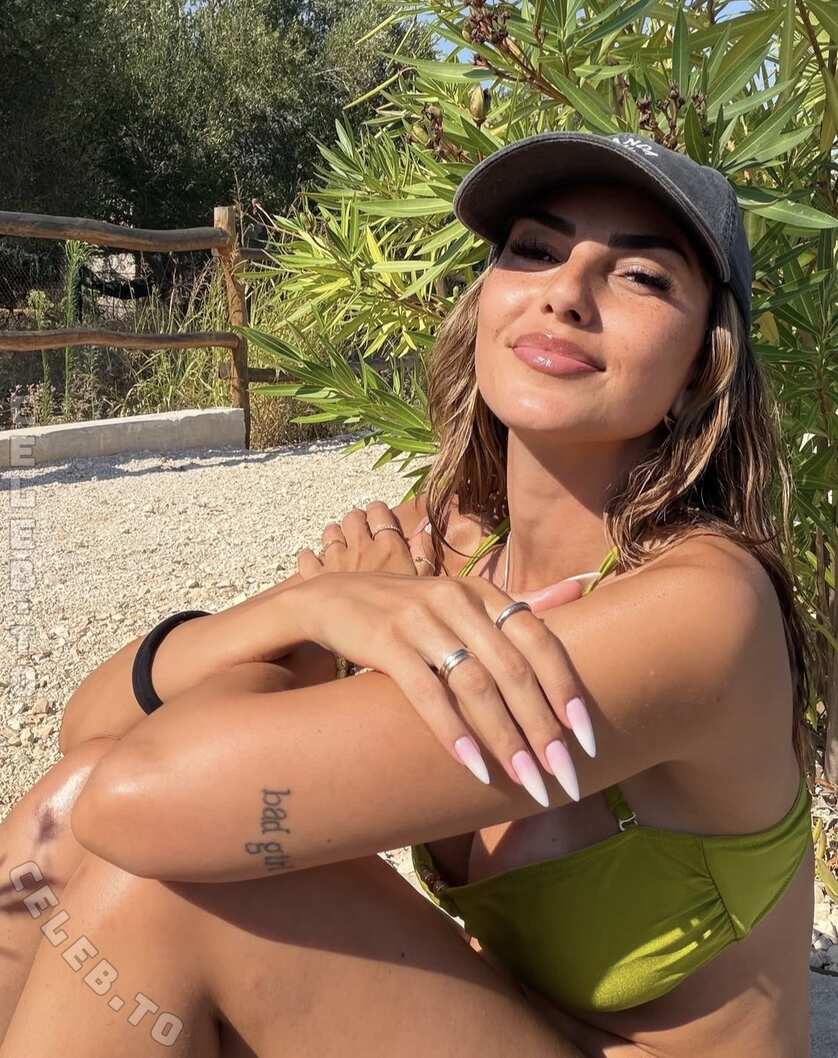 Yeliz Koc nude photo 1