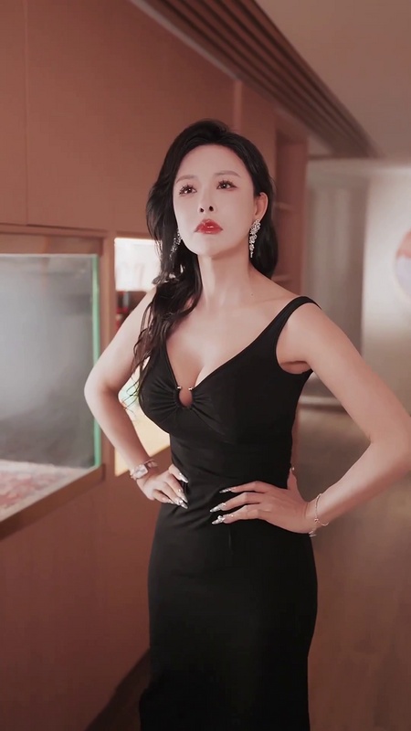 Yi Mo nude photo 7